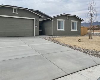 3 Bed Home with Desert Mountain Views - Dayton - Building