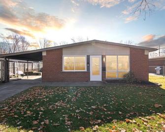 ️ Kissed By Sunshine ️ 3bdr Ranch By Royal Oak & Ferndale - Family Friendly 2tvs - Madison Heights - Building