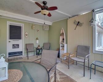 Tahlequah Duplex w/ Screened-in Porch & Fire Pit! - Tahlequah - Obývací pokoj