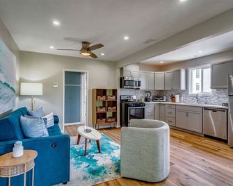 Luxury Executive Beach Rental - Los Angeles - Kitchen