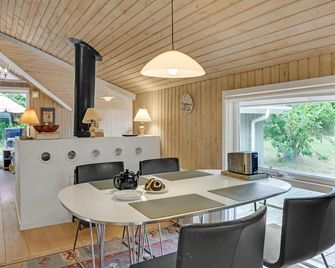 Lovely home in Tisvildeleje with WiFi - Tisvildeleje - Comedor