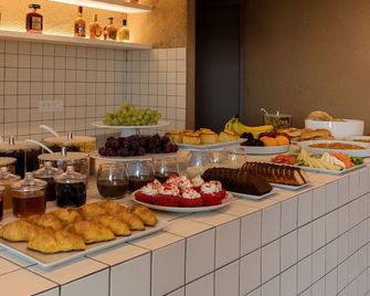 Neo Suites - Thera - Buffet