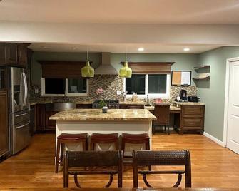 Hilltop Oasis Near Palos Verdes - San Pedro - Dining room