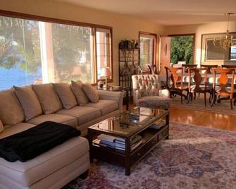 Secluded Waterfront Retreat - Port Orchard - Sala de estar