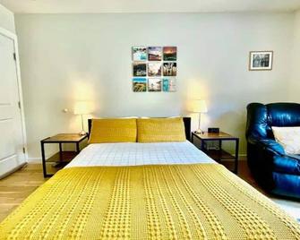 Charming suite house with private entry - Culver City - Bedroom