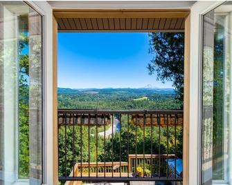 Scenic View Lodge With Hot Tub, Deck, Inspiring View Of Mt. Hood & Sandy River - Sandy - Balcony