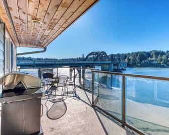 Gorgeous riverfront rental with excellent views & large private deck - Florence - Balkon