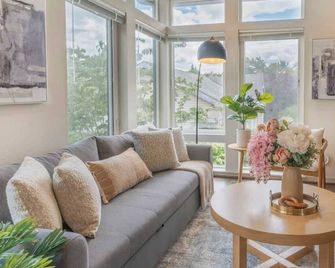 Stunning 3br Modern Designer Th @ Uw & Greenlake - Seattle - Stue