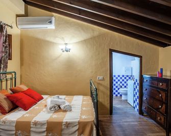 Peaceful Farmhouse Retreat - Algarinejo - Habitación