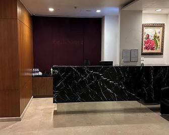 Philip Hotel Balestier - Singapore - Front desk