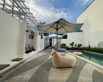 La Belle Villa - Kuta - Pool
