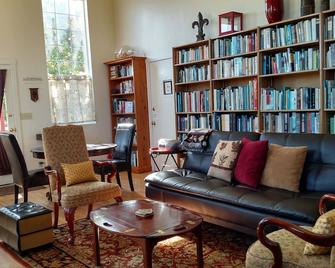 The Library Suite with over 3000 books! (707) 786-7014 - Ferndale - Huiskamer