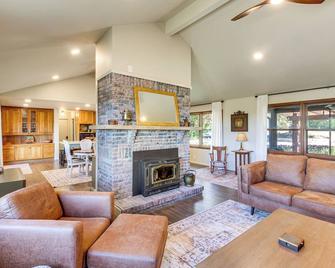 Kansas Gem w/ Fire Pit & Views: 10 Mi to Dtwn! - Manhattan - Pokój dzienny