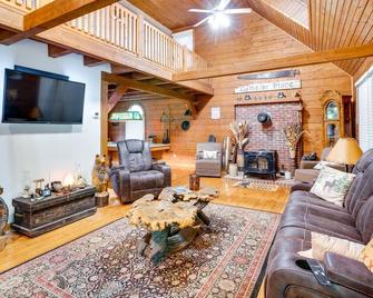 Orleans Retreat w/ Private Hot Tub & Fireplace! - Orleans - Living room