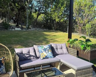 The Scenic escape/ Little White House on a Hill - Copperas Cove - Patio