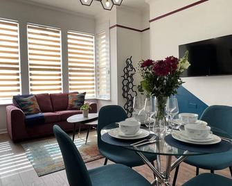 Modern accomodation in Westcliff-On-Sea - Westcliff-on-Sea - Dining room