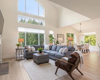 Large Open Home on Golf Course with Chef's Kitchen - Arlington - Living room