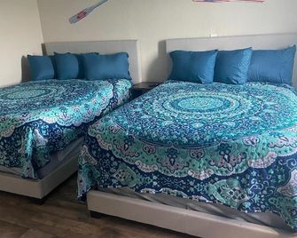 Waterfront Cabin in Aransas Pass, Texas. Full kitchen! @Fin and Feather Marina - Aransas Pass - Bedroom