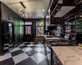 The Classic Backyard Subway & Parking - Montreal - Kitchen