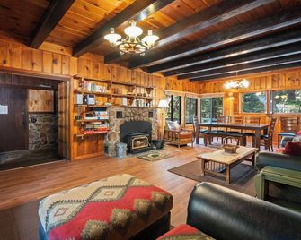 Quandt Cabin - Old Tahoe Cabin - Walk to Lake! - Tahoe City - Living room