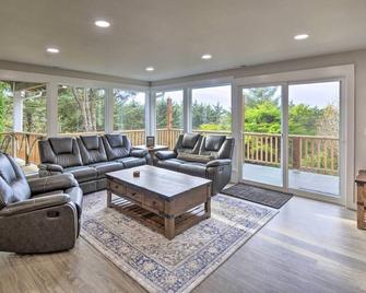 Coastal Washington Getaway Walk to Beach! - Copalis Beach - Living room