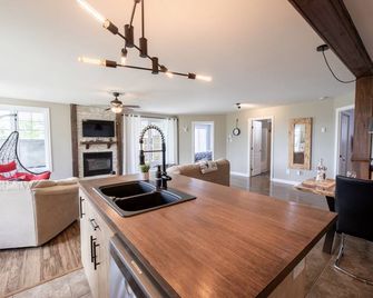 Le P'tit bonheur with spa - Saint-Côme - Essbereich