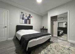 Lovely 2 bedroom condo W parking included - 에베레트 - 침실