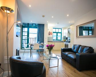 Temple Bar District Apartments - Dublin - Living room