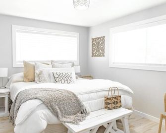 3 Ski Resorts 6 mi one level living,cal king bed, 3 queens Designed for Comfort - Ogden - Bedroom