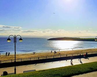 Barry Island Beachfront Apartment - Stunning Bay Views and Private Parking - Barry - Beach