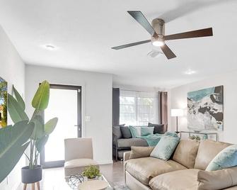 Stunning Waterfront 3br With Heated Pool - Oakland Park - Living room