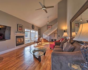 Flagstaff Townhome with View, Country Club Amenities - Flagstaff - Living room