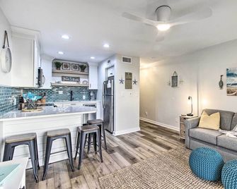 Hilton Head Island Gem w/ Ocean & Pool Views! - Hilton Head Island - Living room