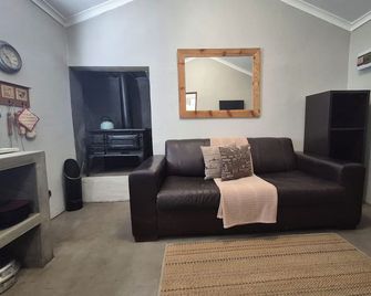 Charming chalet in marvelous Fraserburg with WiFi, AC - Fraserburg - Living room