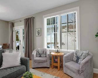 All Season Ski in Out Chalets at Calabogie Peaks - Calabogie - Living room