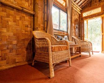 Habitas Rhino By Nature Hunt - Kaziranga