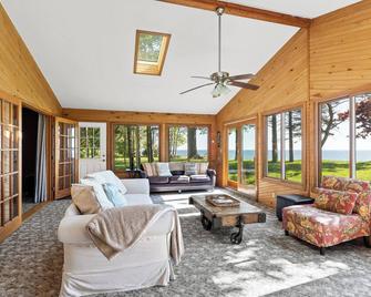 Waters Edge Retreat- Private Lake Michig - Montague - Wohnzimmer