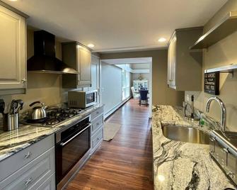 Beautiful home overlooking Emery Pond - Chatham - Kitchen