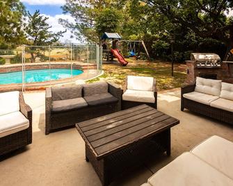 Entire House Family Vacation - Porter Ranch - Los Angeles - Pool