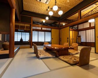 Toraya Bekkan - Kotohira - Eetruimte