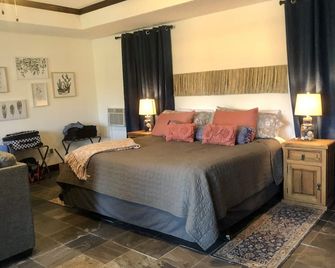 Family Friendly Spacious home on the Paluxy River - Glen Rose - Bedroom