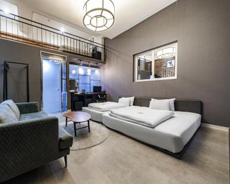 Suncheon Hotel Yeogieutte - Suncheon - Living room