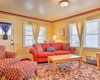 Lead Home with Free WiFi about 5 Mi to Terry Peak! - Lead - Living room