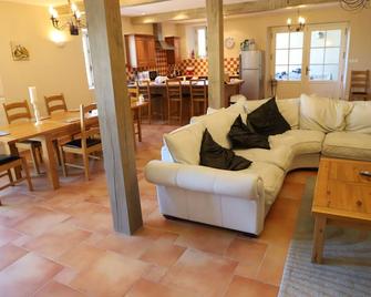Beautiful family-friendly gite in rural France - Sarraguzan - Sala de estar