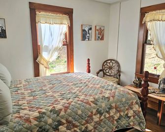 Charming 5-bedroom vintage farmhouse in beautiful Franklin, NC. - Franklin - Habitación