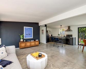Midcentury With Views! Gorgeous Property- Monthly Rental - Palm Springs - Ruang tamu
