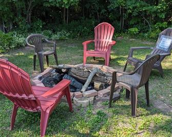 UP Adventure Basecamp with hot tub close to the Porcupine Mountains. - Ontonagon - Patio