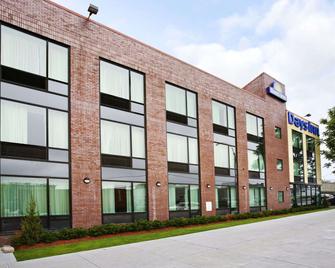 Days Inn by Wyndham Bronx Near Stadium - Bronx - Building
