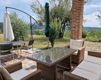 Vacation home for 2 to 8 people with lots of space in a top location in the Langhe - Roddino - Patio