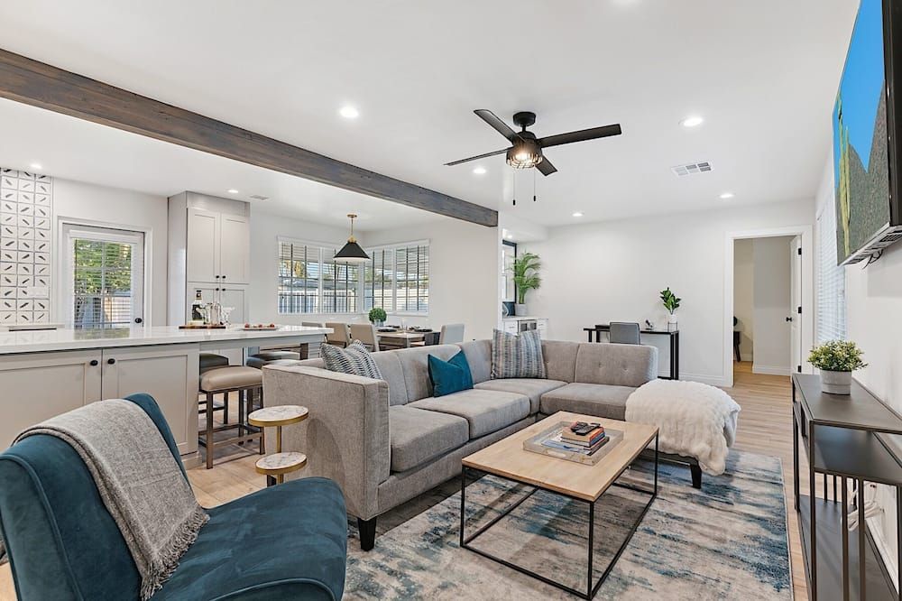 Uptown Max & Relax - Contemporary, Upgraded Home, Great Backyard for Entertaining! - פיניקס - סלון